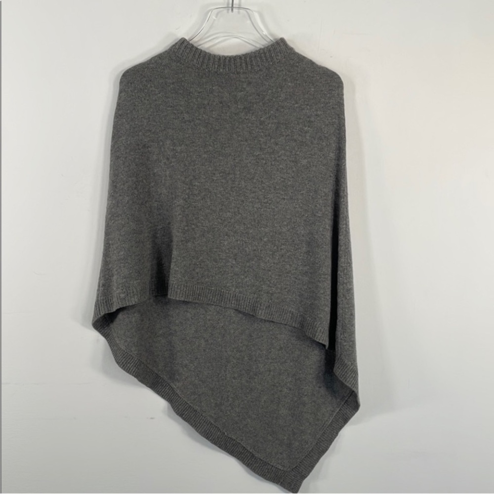 Sea Bleu 100%
Cashmere Mock Neck
Asymmetric Hem Grey
Poncho Sz Small